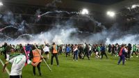 Graves incidentes: el histórico equipo Saint Étienne descendió y sus hinchas invadieron la cancha [VIDEO]