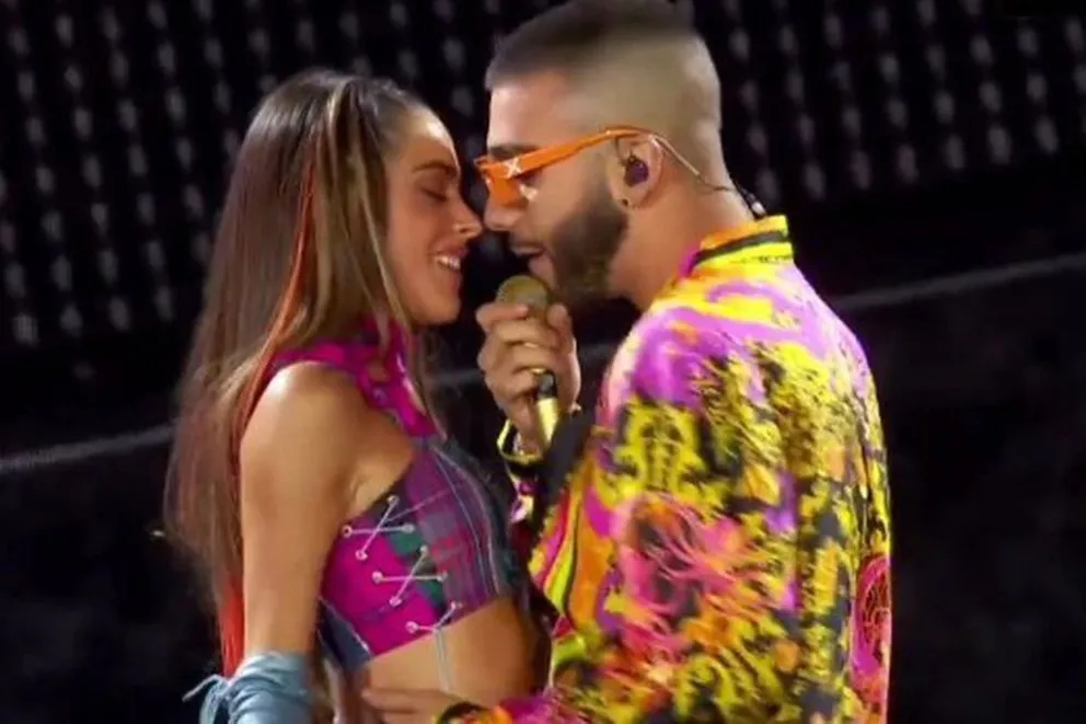 Tini Stoessel muy cerca de Manuel Turizo en su show provocó lluvia de memes para De Paul