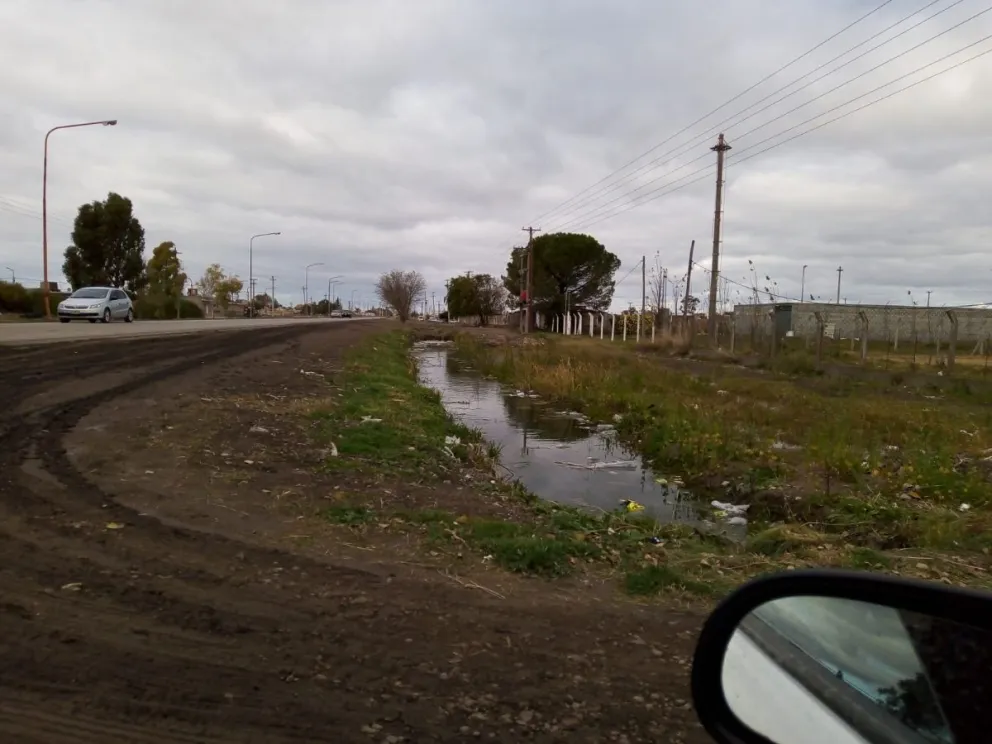 Una peligrosa zanja en la avenida Perón que funciona a cielo abierto y puede causar una tragedia