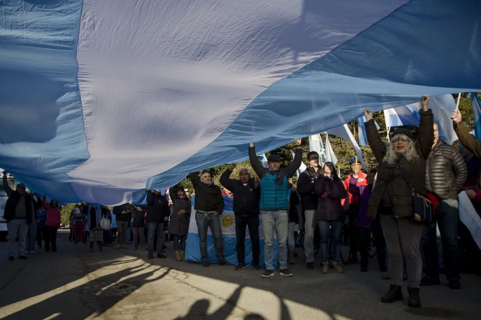 Una multitud se congregó en el abrazo simbólico a la Escuela Militar de Montaña