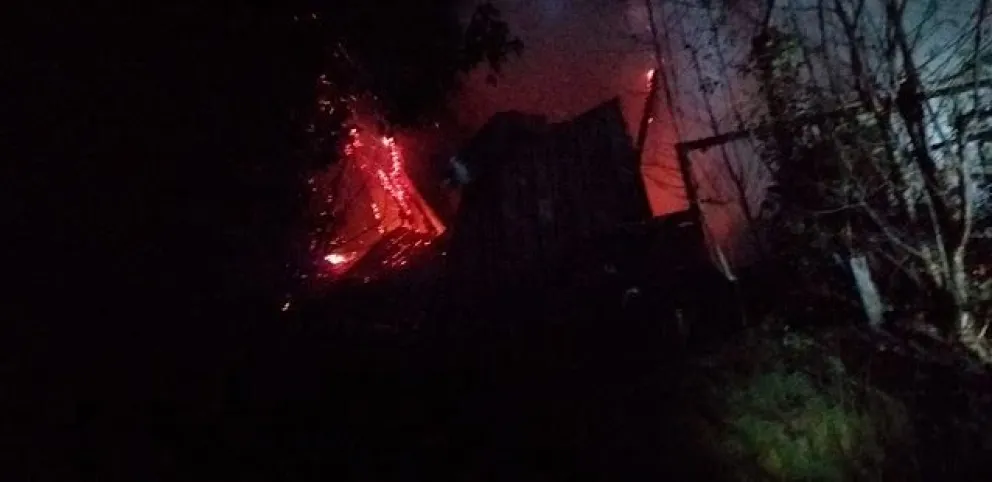 El fuego consumió por completo una vivienda ubicada en el barrio La Aldea