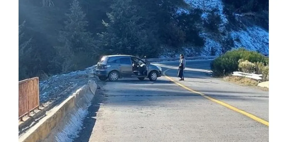 Un nuevo accidente vial a causa del hielo en la altura del puente del río Foyel