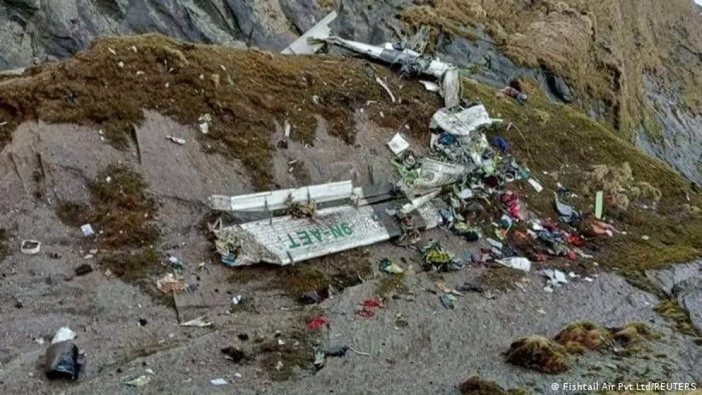 Encuentran los restos de 14 personas que viajaban en el avión accidentado en Nepal