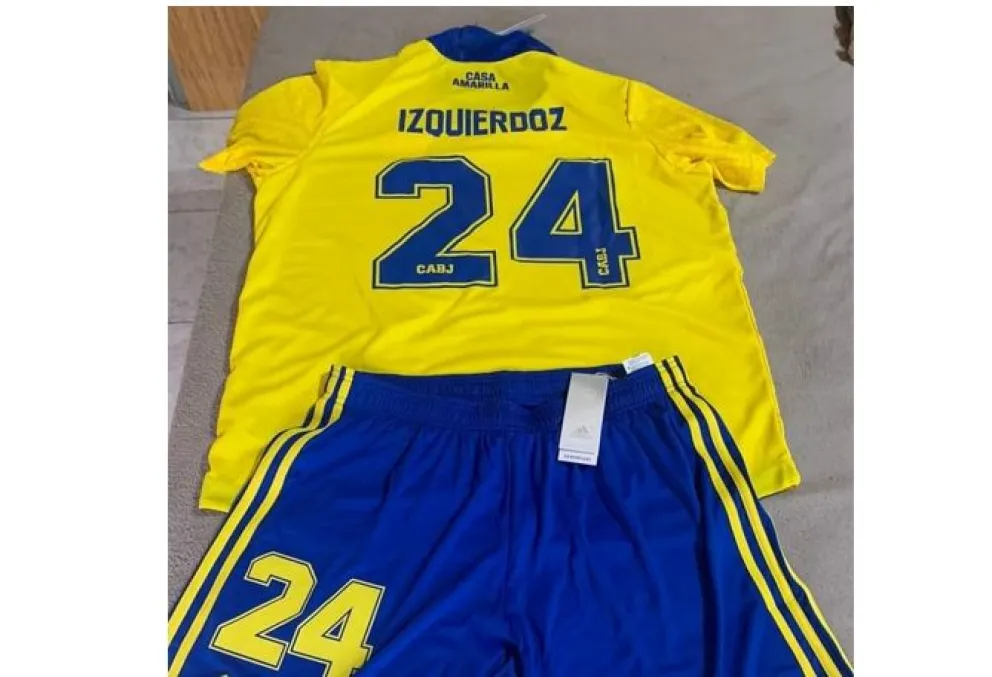 Izquierdoz obsequió un conjunto de Boca y dejó un saludo para "Los Bosteros de Bariloche"