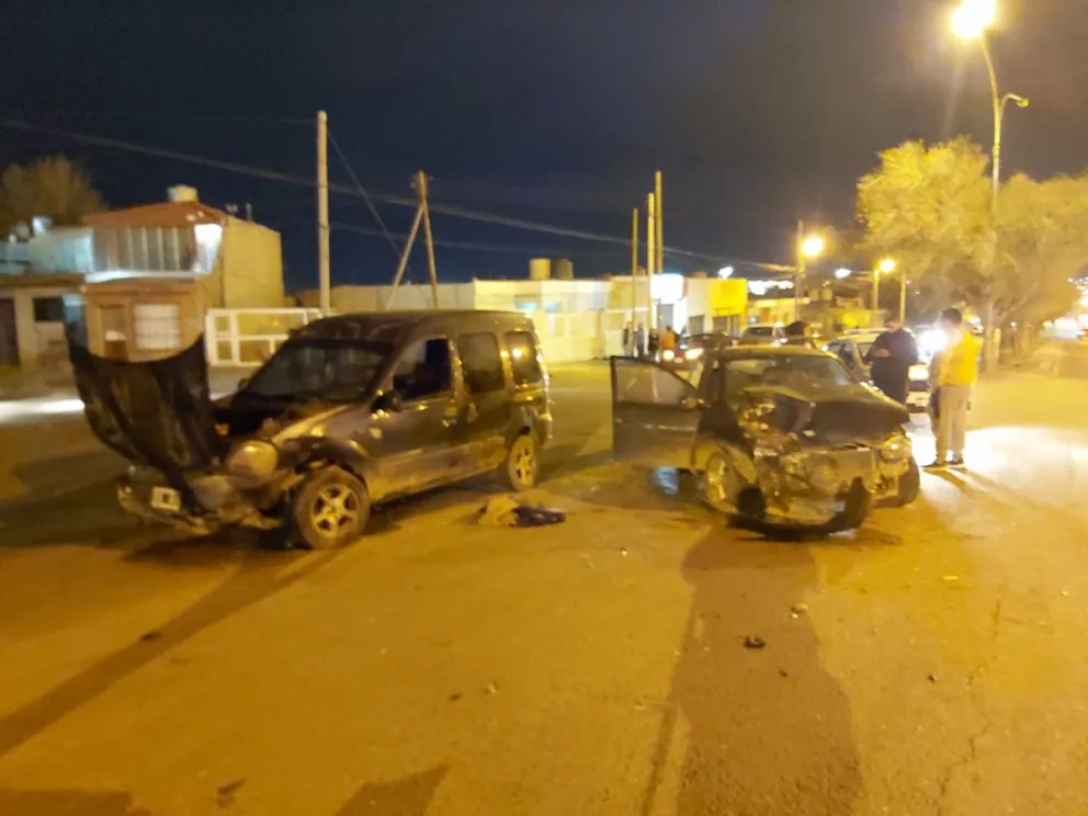Tres menores tuvieron que ser trasladados al hospital luego de un violento choque