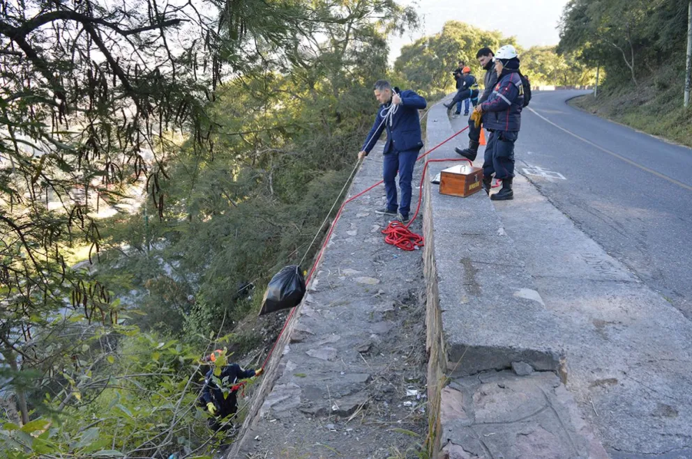 "Está sucio y visualmente a nosotros nos molesta": preocupa la gran cantidad de basura que hay en el Cerro San Bernardo