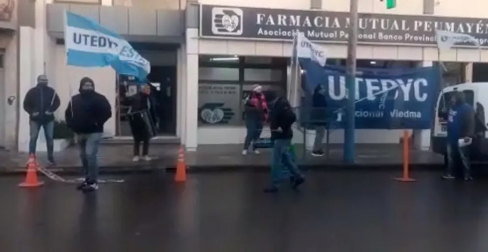 Trabajadores de la farmacia y el hotel Peumayén reclaman millonaria deuda