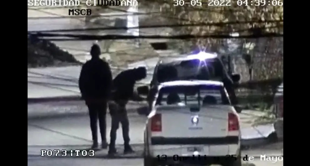 Robaban en autos que estaban estacionados y fueron tomados por las cámaras