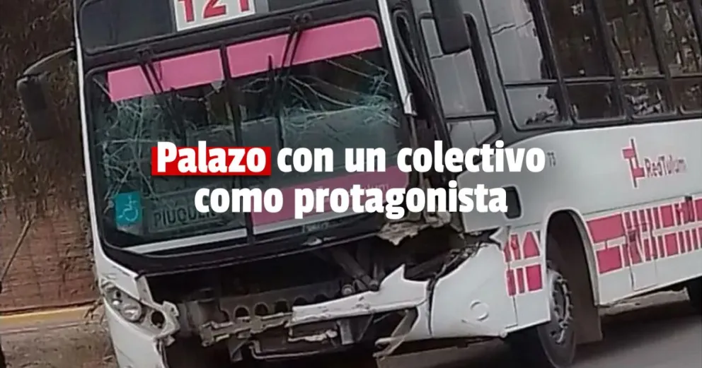 Un colectivo chocó con una combi en Rivadavia 