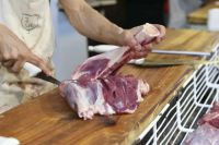 El consumo de carne alcanzó su mínimo histórico y los precios subieron un 70% interanual
