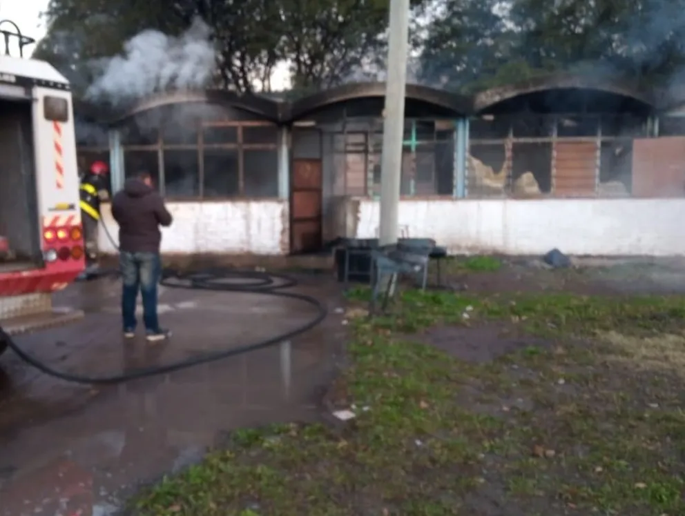 Acto vandálico: quemaron instalaciones laterales del Colegio Paulo VI