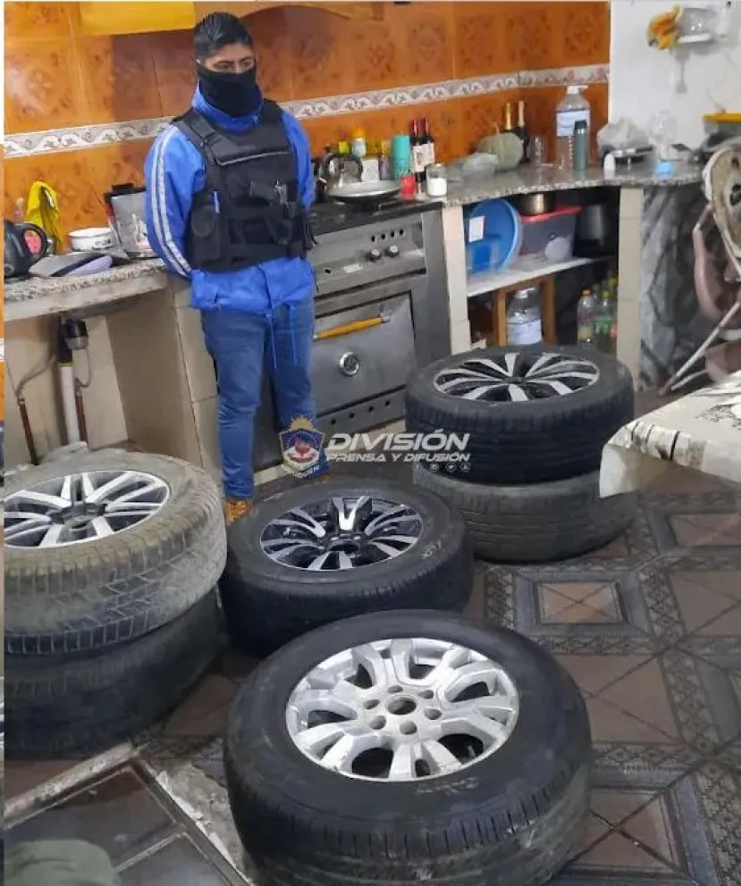 Allanaron una vivienda y encontraron ruedas que habían sido robadas