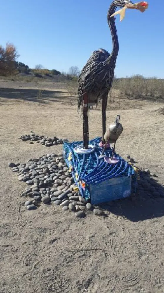 ¿Con qué necesidad? Dañaron la escultura de la garza hecha con materiales reciclados