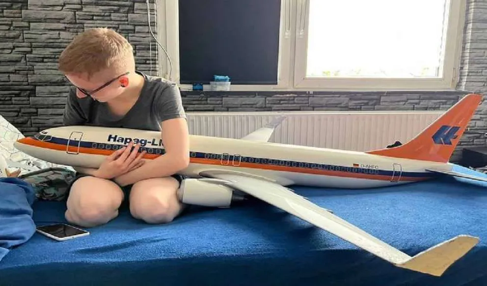 Una alemana está enamorada de un avión y sueña con casarse: “Sus alas son muy sexis”