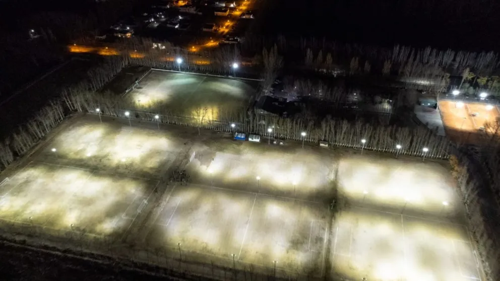 Deportivo Roca inauguró una millonaria obra de iluminación para sus canchas de fútbol