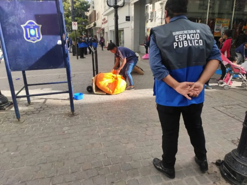 La avivada de una coordinadora de inspectores: le sacaba unos cuantos pesos a los manteros