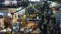 "Que los vecinos vengan tranquilos": el mercado Cofruthos sigue adelante pese a la falta de combustible