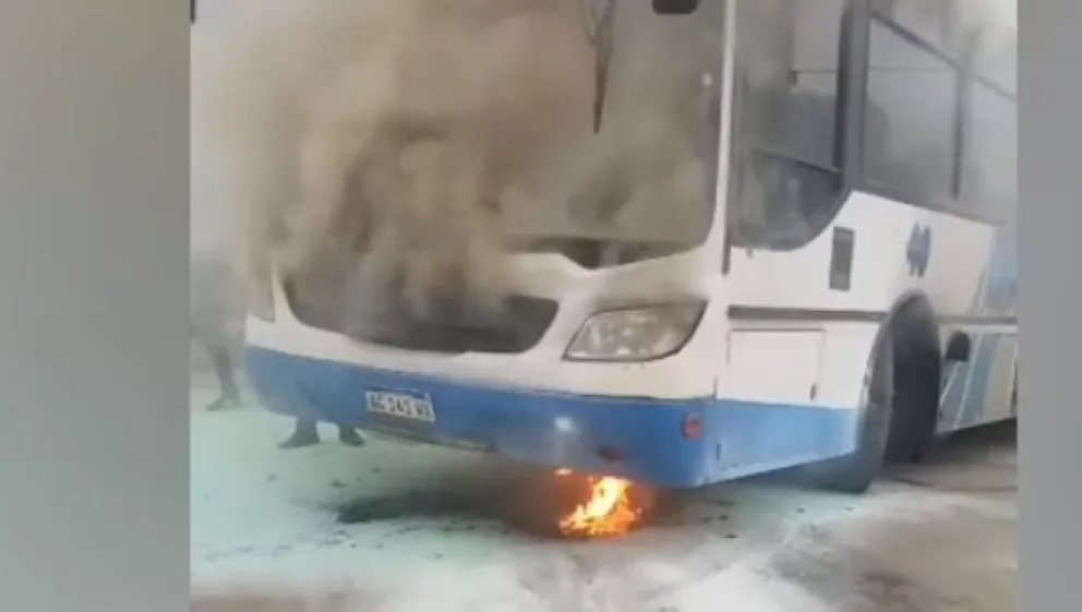 A las corridas para bajar: un colectivo de la empresa Urkupiña se prendió fuego