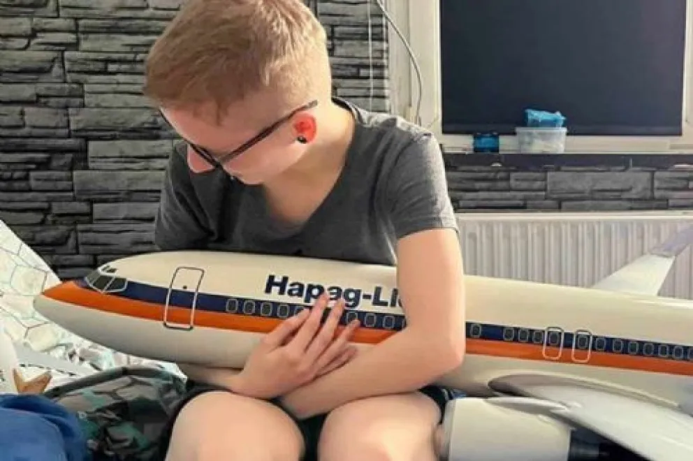 Amor exótico: una joven asegura estar enamorada de un avión y tiene relaciones sexuales con su réplica