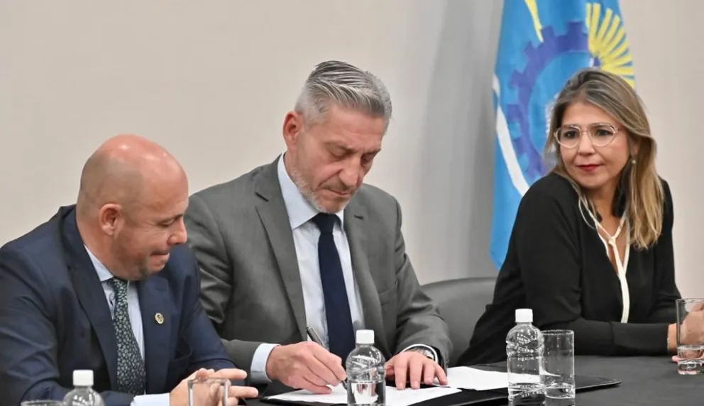 Arcioni y Sastre suscribieron un convenio para dar cumplimiento a la Ley Micaela 