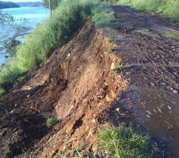 Puerto Piray: la costanera sigue derrumbándose como consecuencia de las precipitaciones