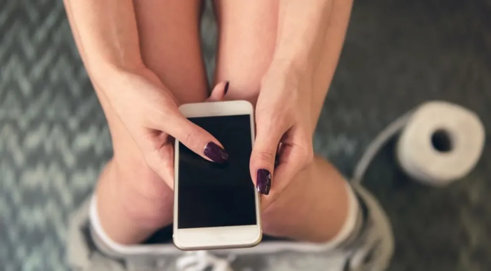 Lo dice la ciencia: por qué no deberías llevar el celular al baño