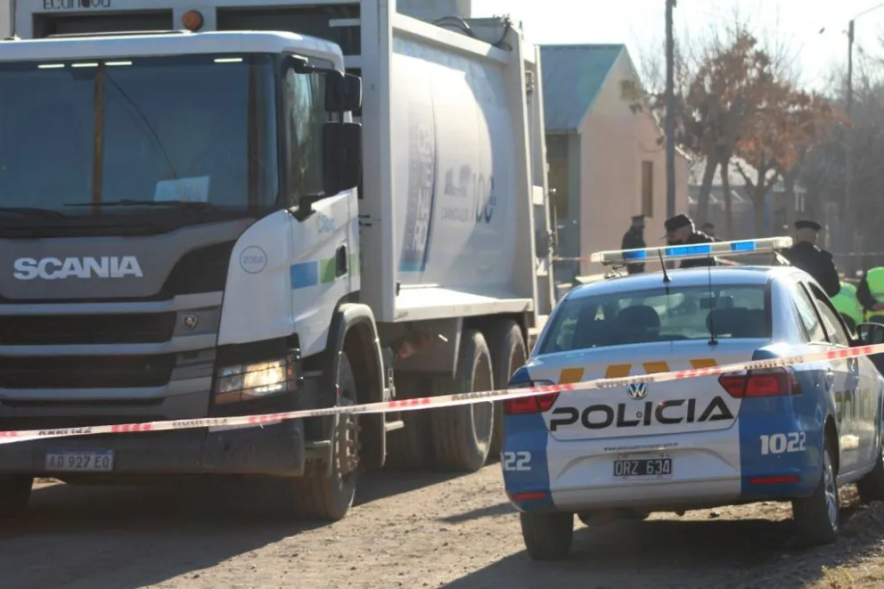 La embistió un camión recolector y sufrió graves lesiones