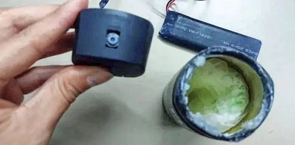 Le vendió un aromatizador a una mujer, pero era una cámara para espiarla en el baño