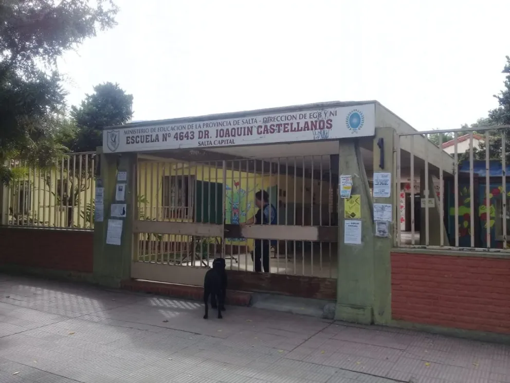 Un peligro: se cayó el cielorraso de un aula cuando los chicos estaban adentro
