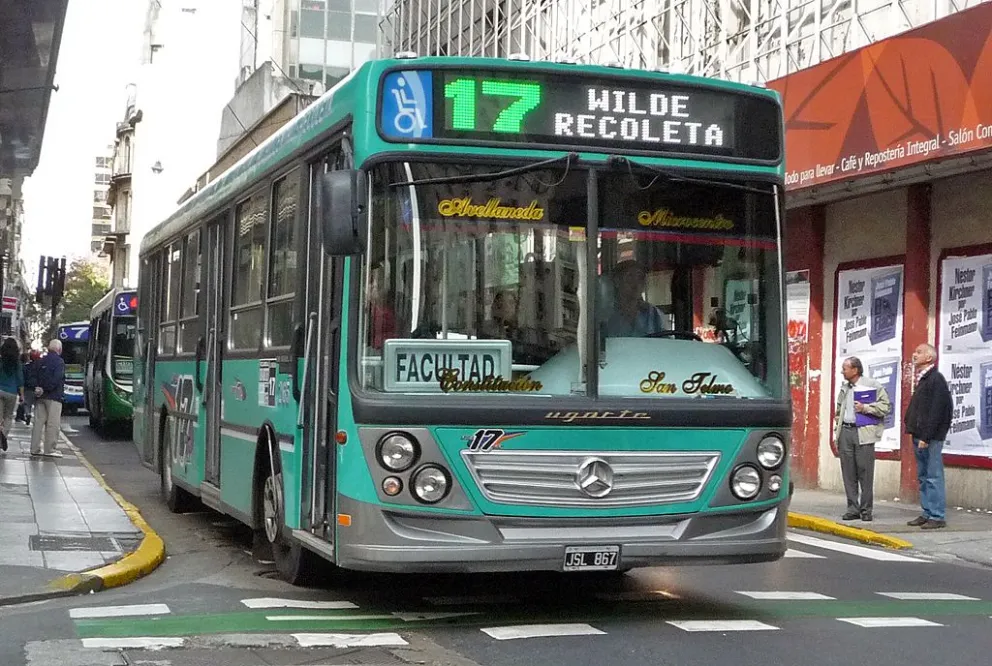 |VIDEO| Recoleta: explotó de furia y atacó salvajemente a un colectivo