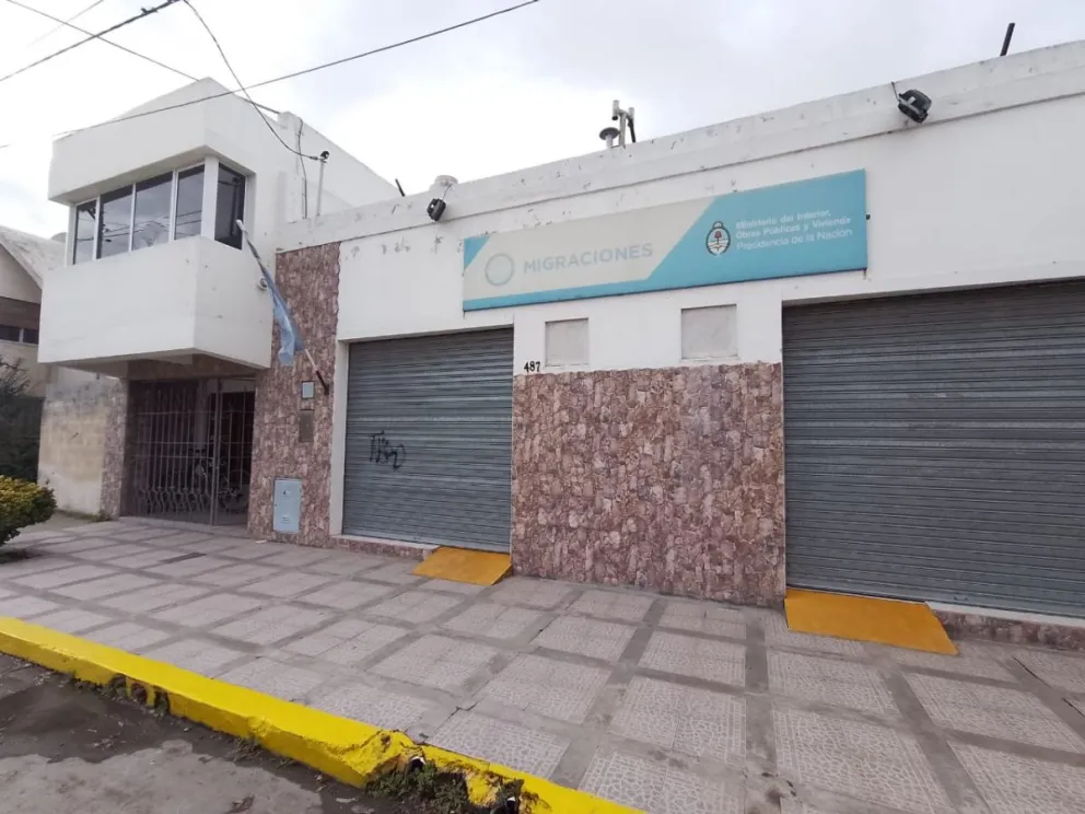Atacaron con una lluvia de piedras a la delegación de Migraciones en Viedma
