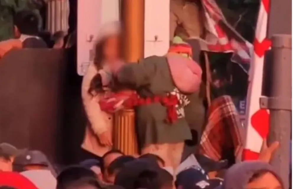Escándalo: una pareja ató a sus hijos en un poste para ver el recital de La Mona Jiménez en el Obelisco