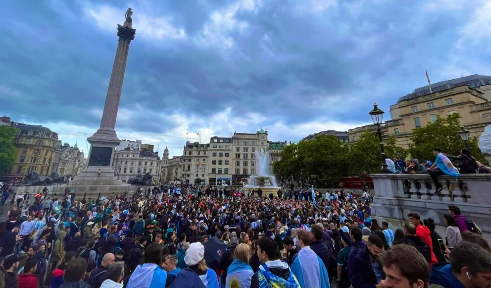 Banderazo en Londres: cientos de argentinos invadieron las calles en apoyo a la Selección