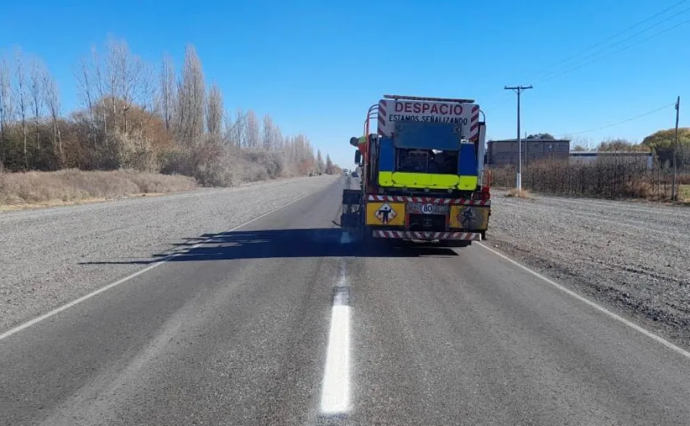 ¡Precaución! Vialidad Nacional trabaja en el señalamiento en Ruta 22 entre Roca y Cervantes