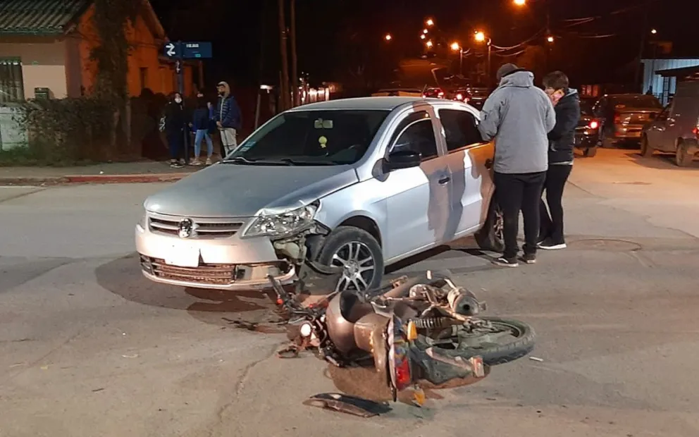 Motociclista herido al ser embestido por un auto 