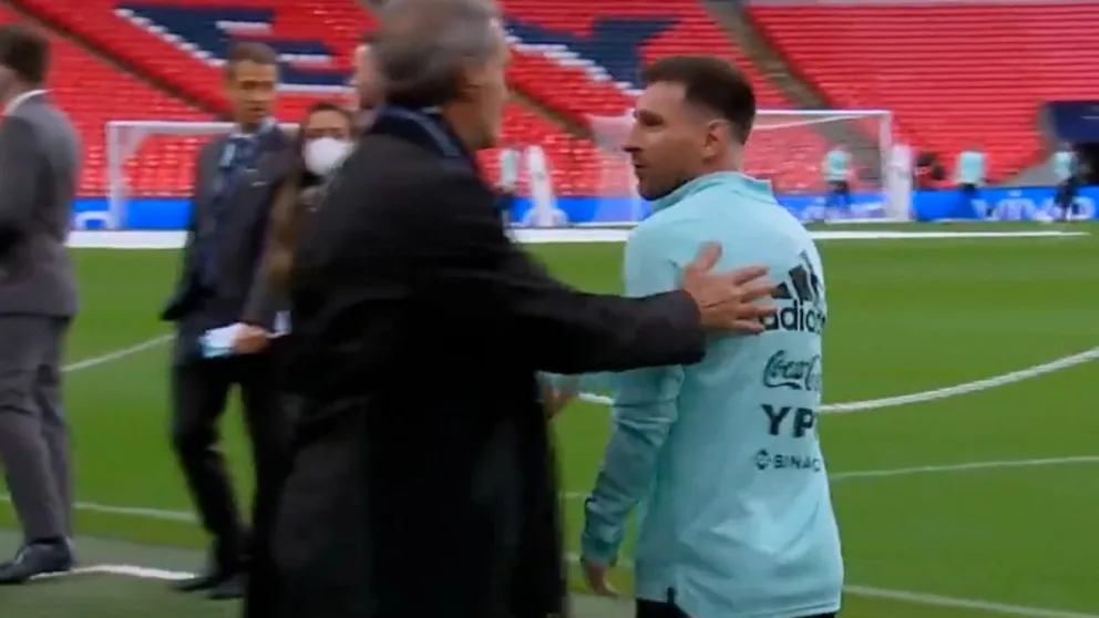 Video: el frío saludo de Leo Messi a Oscar Ruggeri en vivo