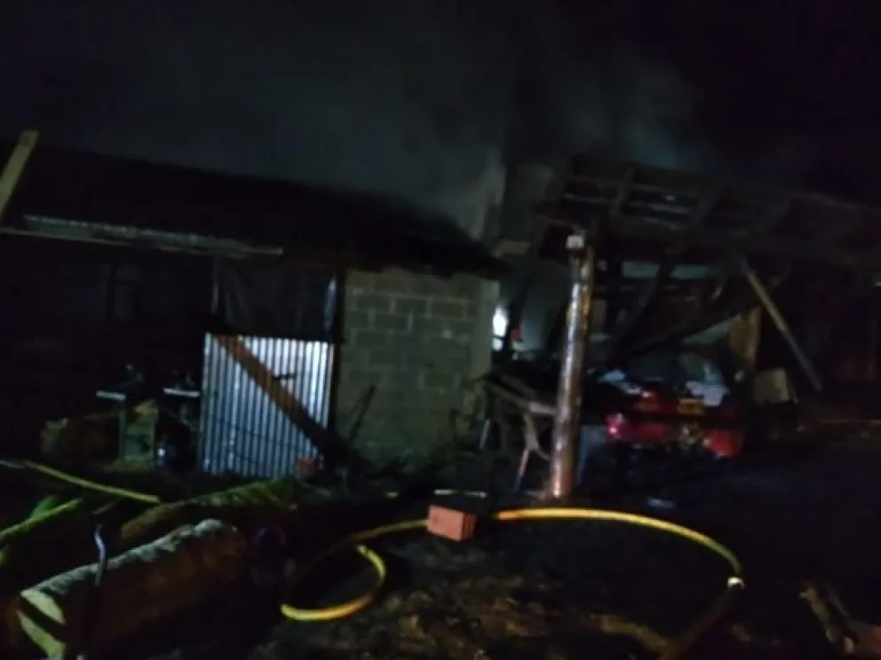 Incendio en Los Repollos afectó a un auto y un galpón