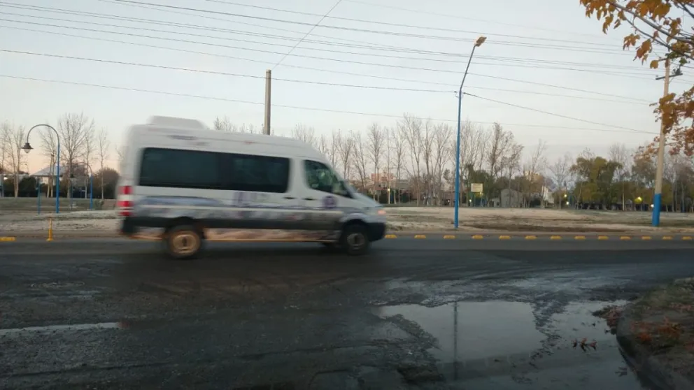Lo que el hielo nos dejó: choques, caídas y derrapes de motos y autos en la ciudad