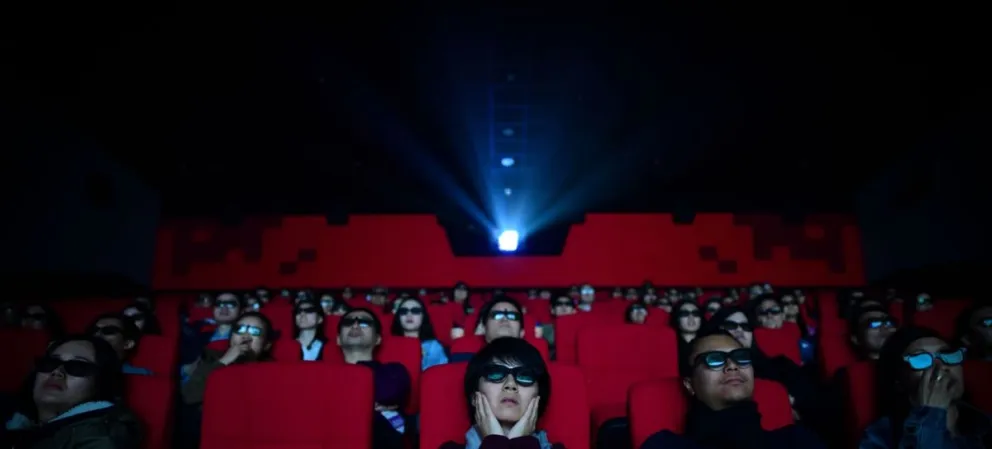 VIDEO: no dejaba de hablar en el cine, tuvieron que parar la película y casi termina en escándalo