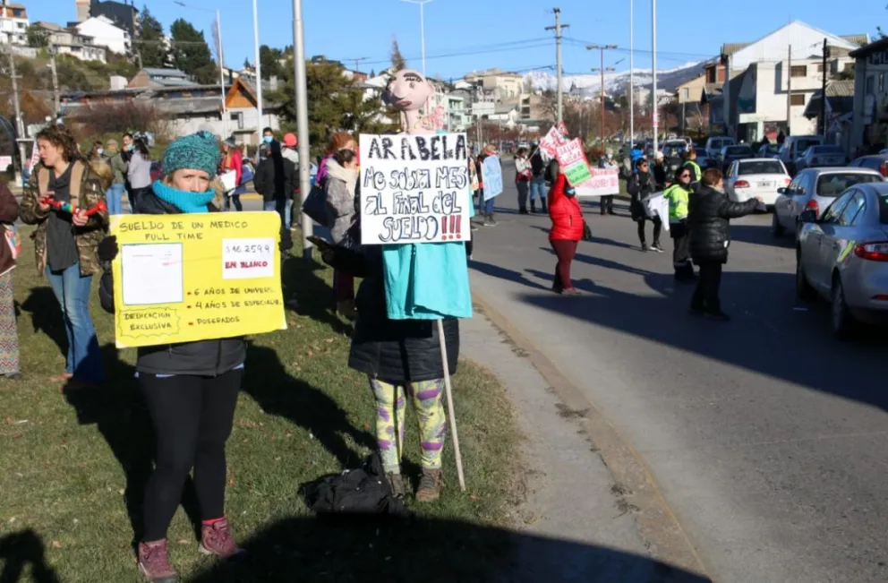 Trabajadores de la salud nucleados en ASSPUR cortaron la rotonda del Ñireco 
