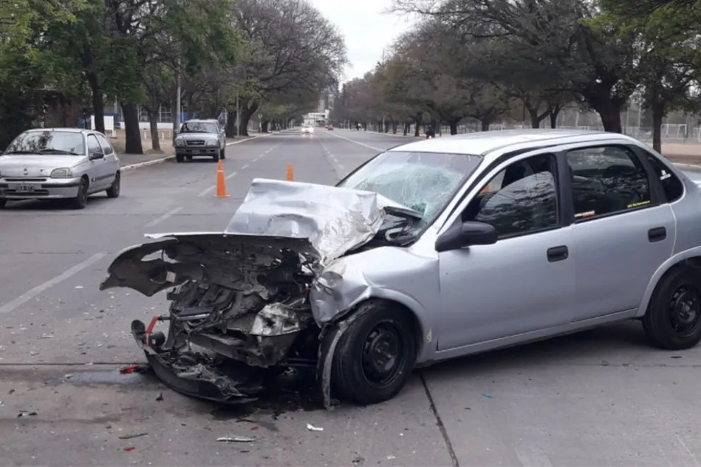 Chocó contra un árbol y causó otro accidente
