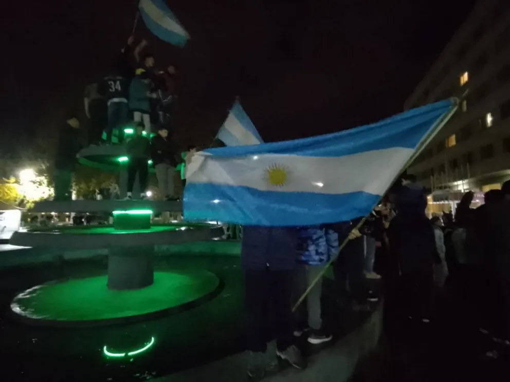 El triunfazo del fútbol argentino en Wembley se festejó en la fuente Pucará