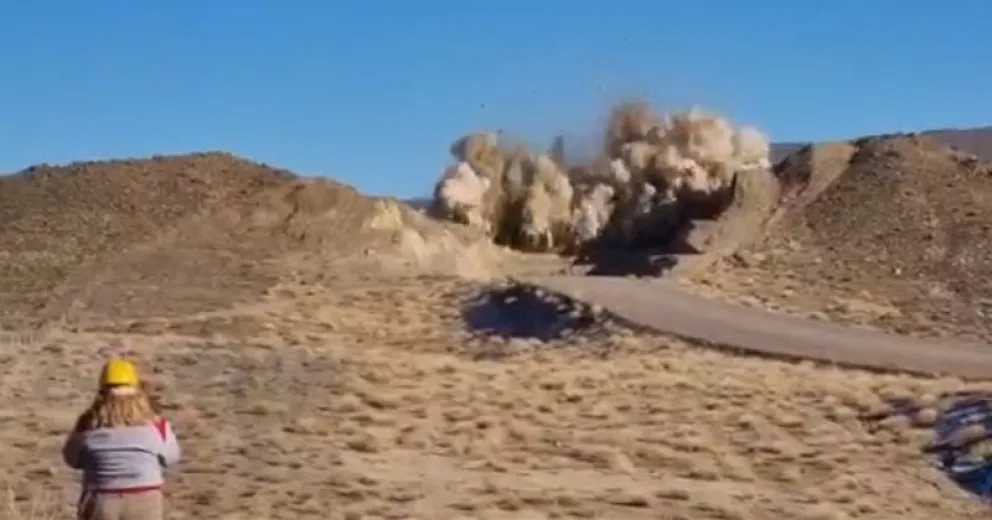 VIDEO: Así fue la última voladura para seguir con el asfalto en Ruta 23  