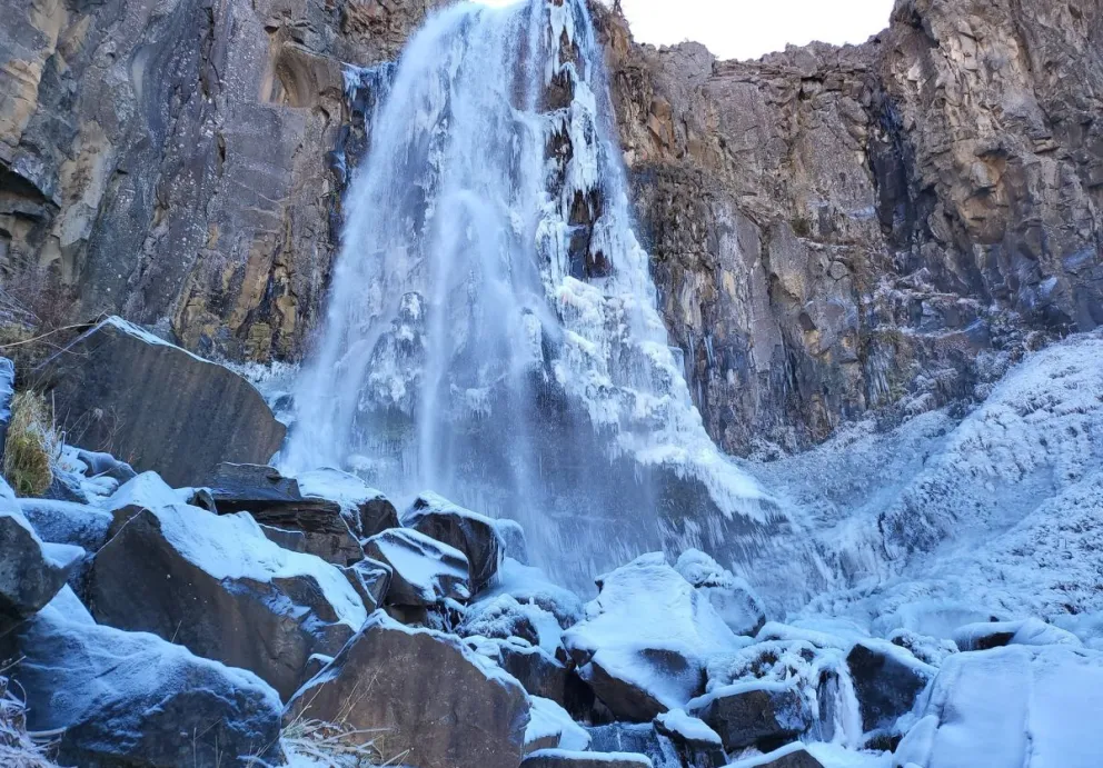 VIDEO: Por la ola polar ¡Una cascada se congeló!