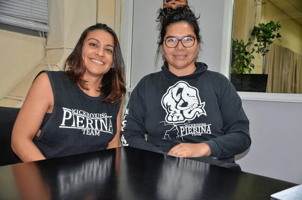 Dos madres de 4 hijos cada una debutaron en kick boxing