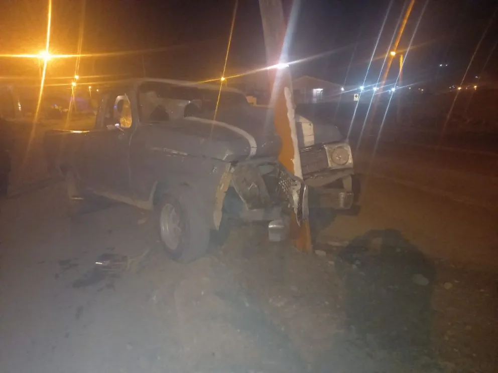 Conducía alcoholizado y chocó contra un poste