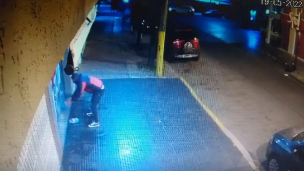 Quedó filmado: quiso comprar un local, no se lo vendieron y lo prendió fuego