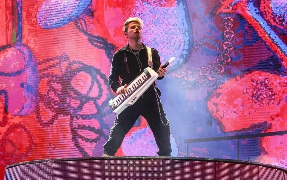 Axel Introini, quién es el tecladista de Viedma que está de gira con Tini y es amigo de Dante Spinetta