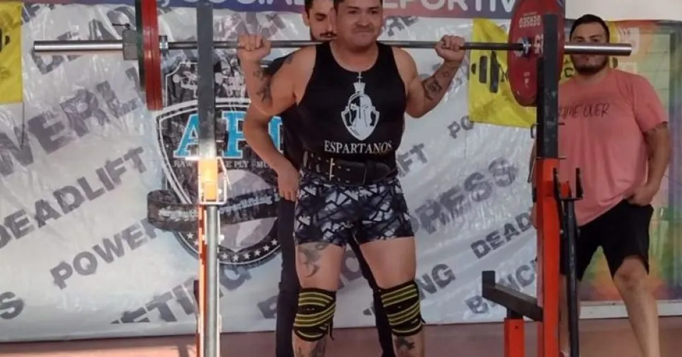 Un integrante del COER en una competencia de fuerza