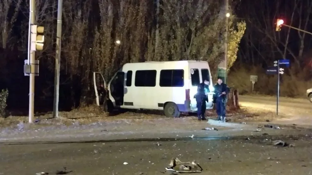 No le importó el semáforo en rojo y provocó un choque